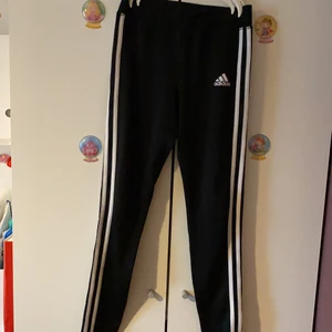 Adidas  - 13-14 (l/large), adidas byxa med vita adidas sträck och märke, stretchig går även använda för träning och liknande saker, polyestertyg, har använts några gånger och har fått ett hål på benet som sedan har sytts (syns ej så mycket) 