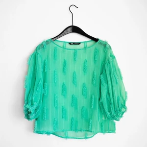 Blus från Zara - Underbar grön/turkos blus med puffärm i storlek S! Något transparent. Så fin men har inte kommit till användning. Helt oanvänd! 