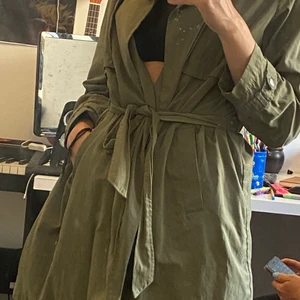 Militärgrön Kappa - Fin kappa i tunt skönt material, bra nu till sommaren. Har tyvärr lite färgfläckar på ena kragen där av det billigare priset. Dock inget som syns särskilt mycket! Osäker på storlek skulle säga S. 