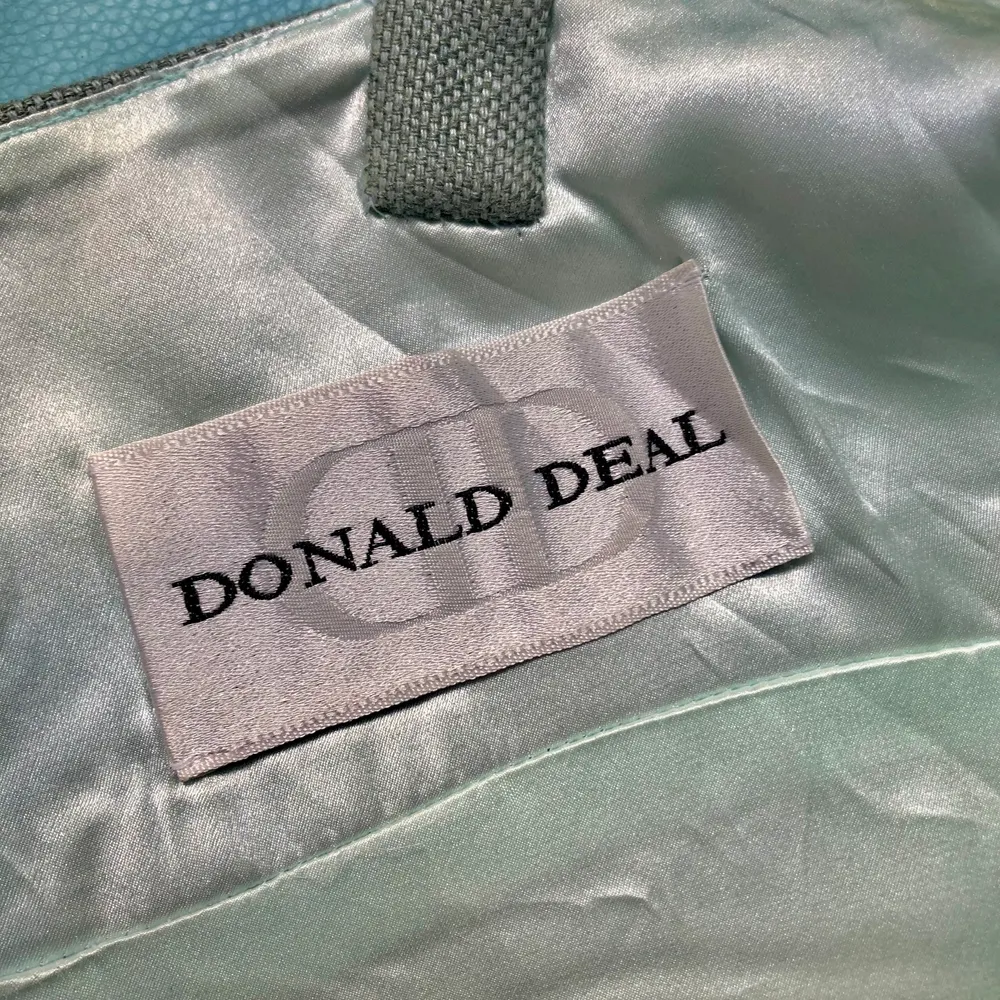 En grön klänning av märket Donald Deal köpt secondhand. Bra kvalitet och inget synligt slitage. Säljer då den inte kommer till användning. . Klänningar.