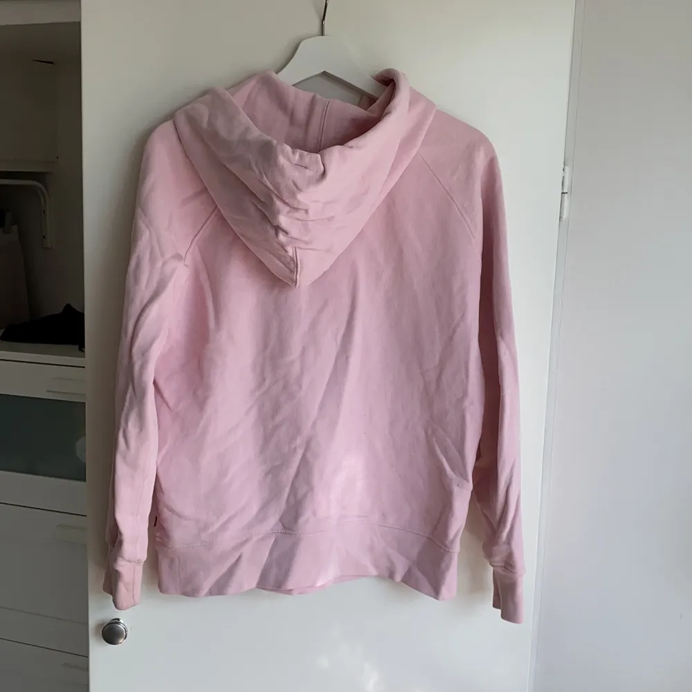 En Ljusrosa hoodie från märket Levis. Den är skrynklig på bilden men det kan som sagt strykas bort, priset kan diskuteras.. Tröjor & Koftor.