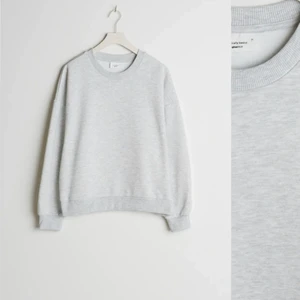 Grå sweatshirt  - Köpt på gina tricot och sparsamt använd. Den är i xs men skulle säga att den passar s och nästan m då den är lite oversize. Jätteskönt material!! Vet ej vad frakten kommer att kosta men antagligen runt 70. Kontakta mig vid intresse🥰