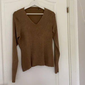 V-ringad tröja 🤎 - V-ringad tröja köpt vintage. Står strl L, men skulle mer säga M. Pris 50kr (frakt ingår) 😊🤎🌞