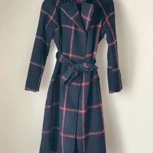 Rutig kappa från BikBok - Säljer denna kappan då jag inte fått mycket användning för den! Marin blå, ”vit”, röd rutig från BikBok, storlek XS! Köparen står för frakten💖