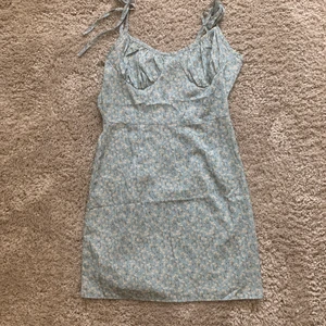 Klänning - Supersöt klänning från shein som tyvärr inte är min stil! ❤️💓💓