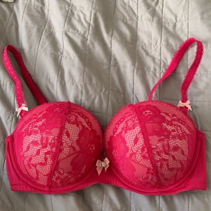 Mulitway bh hunkemöller  - Ingen aning om detta är intressant men rensade ut denna då jag i princip aldrig använt den pga för liten. Storlek 75 D. Banden går att ta av, finns som gel på sidorna för att hålla den uppe. Supersöt! 💗