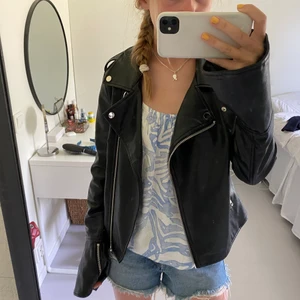 Skinnjacka  - Så snygg skinnjacka! Köpt här på plick❤️Den är från nakd❤️