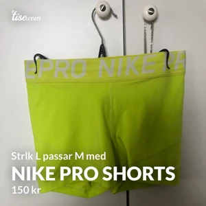 Nike pro Shorts - Jättefina Nike shorts i storlek L men skulle passa M också. Säljes på grund av att jag inte kan ha dem längre, jättefin gul grön färg🥰🌻 150 kr inklusive frakt