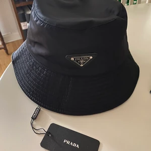 Prada hat - Endast testad, kvitto finns ej.. Riktigt bra kvalitet !! Frakt står köparen för🦄🦄