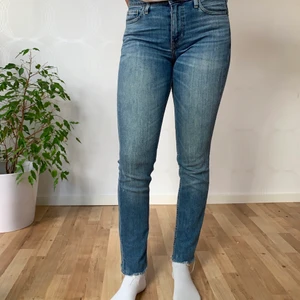 Raka jeans - Blå jeans i rakmodell. Storlek 34 från H&M, väldigt sköna jeans i bra skick. Säljer då de är för små för mig. Hör av dig om du har någon fråga :)