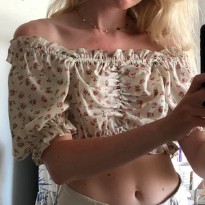 Sommartopp  - Blommig supersöt offshoulder topp från NAKD. Den sitter uppe väldigt bra då den har resår med lite gummie som fastar bra mot huden! 