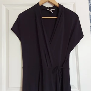 Klänning hm  - Svart klänning från hm med u-ringning och knyt-detalj i midjan. Väldigt fint fall. Säljes på grund av för stor. 