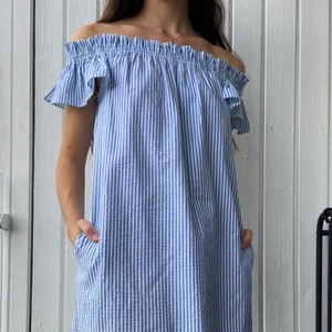 Klänning - Blå-vit  sommarklänning med en fin spetsdetalj längst ner🤍💙 