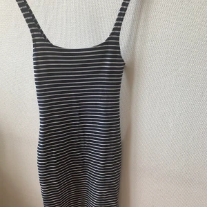 Zara klänning - En jättefin klänning från zara. Endast använd en gång så i nyskick, säljer då det inte var min stil. Har en söm på baksidan och formar jättebra. Köpare står för frakt men kan också mötas upp i Stockholm💕