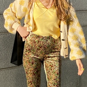 Zara sommar byxor  - Byxan är använd endast en gång. Från Zaras fall collection. Sitter jättefint. Storlek S, stretchig skulle även passa xs eller M. Jättesnygg inför sommaren 