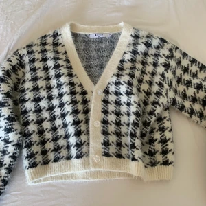 Kofta från nakd - Köpt i september 2020 finns inte längre på hemsidan. Nypris ca 400kr. Storlek xxs men mer som en xs-s. Bara seriösa köpare! 