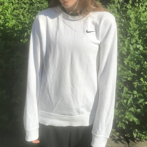 Nike sweater   - Super fin Nike sweater perfekt till en sommarkväll💫 Köptes på Beyond de retro och är i fint skick! Hör av er om ni har några frågor!  KÖP FÖR ÄNDAST 100kr!!