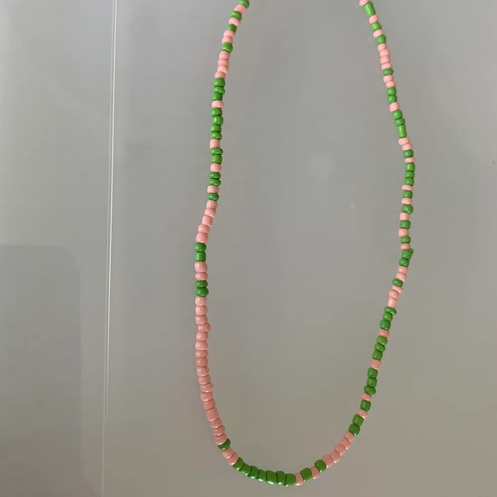 Ljusrosa och grönt pärlhalsband 🌸💚💞🤍🤍💫 59kr + 13kr frakt . Accessoarer.
