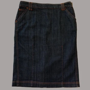 Låg midjad kjol - Kjol med låg midja. Så snygg med orangea sömmar. 