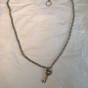 Halsband  - Nyckel halsband med silver kedja 