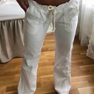 Linnebyxor Roxy - Ett par populära linnebyxor från Roxy i M men passar s/m. Säljer pga har alldeles för många linnebyxor. Köp direkt för 500:)