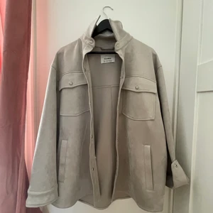 Oversize tunn jacka  - Bra skick, från Pull & bear 