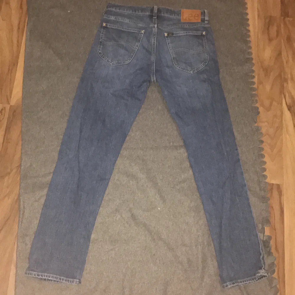 Ett par lee jeans som är straight i modellen. Dom är 30 i midja och 32 i längd. Har andvänt dom typ 4 gånger men dom är typ som nya. Den är ganska liten i storlek. Köpte dom för 800. Jeans & Byxor.