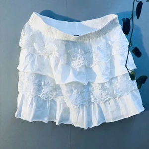 Vit volangkjol - Vit volangkjol ifrån märket MLY i jättebra skick då den endast provats.