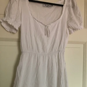 En vit klänning från NaKd - En vit minidress från NaKd som knappt är använd då den är köppt sent förra sommaren och är på gränsen till förliten för mig nu. Ett väldigt skönt bommulsmatereal. Inköppt för ca 350/400kr