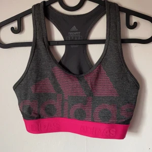 Träningstopp adidas - Adidas träningstopp som jag har använt en gång innan den blev för liten för mig, storlek xs, köptes för 379 kr säljs för 100 kr