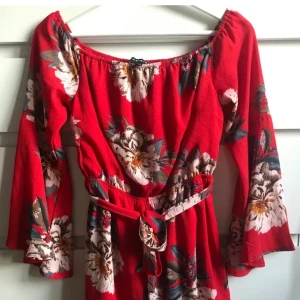 Jumpsuit - 🌸✨Fin jumpsuit som passar perfekt till sommaren. Den är storlek 38 men är mer som 36 ✨🌸