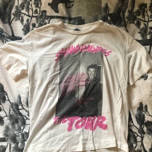 Shawn Mendes T-shirt - En t-shirt från H&M’s Shawn Mendes kollektion. Denna är i storlek S, men då den är oversize så passar den iallafall till M också. Inget tryck på baksidan. Katt finns i hemmet. Betalning sker via swish och köpare står för frakt.