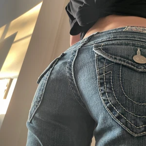 true religion jeans - w25 l32 sitter som smör men använder tyvärr inte! jag är 175cm lång o passar mig helt perfekt, därför tror jag även att de skulle passa kortare människor såsom långa! tveka inte o ställa frågor!