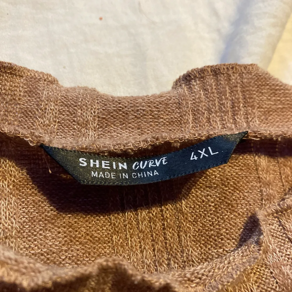 Långärmad tröja från shein i storlek 4XL, tröjan är ganska hög i halsen och även lite kort vid magen, kan skicka bild från shein om man undrar hur den sitter på, 50kr plus frakt . Toppar.