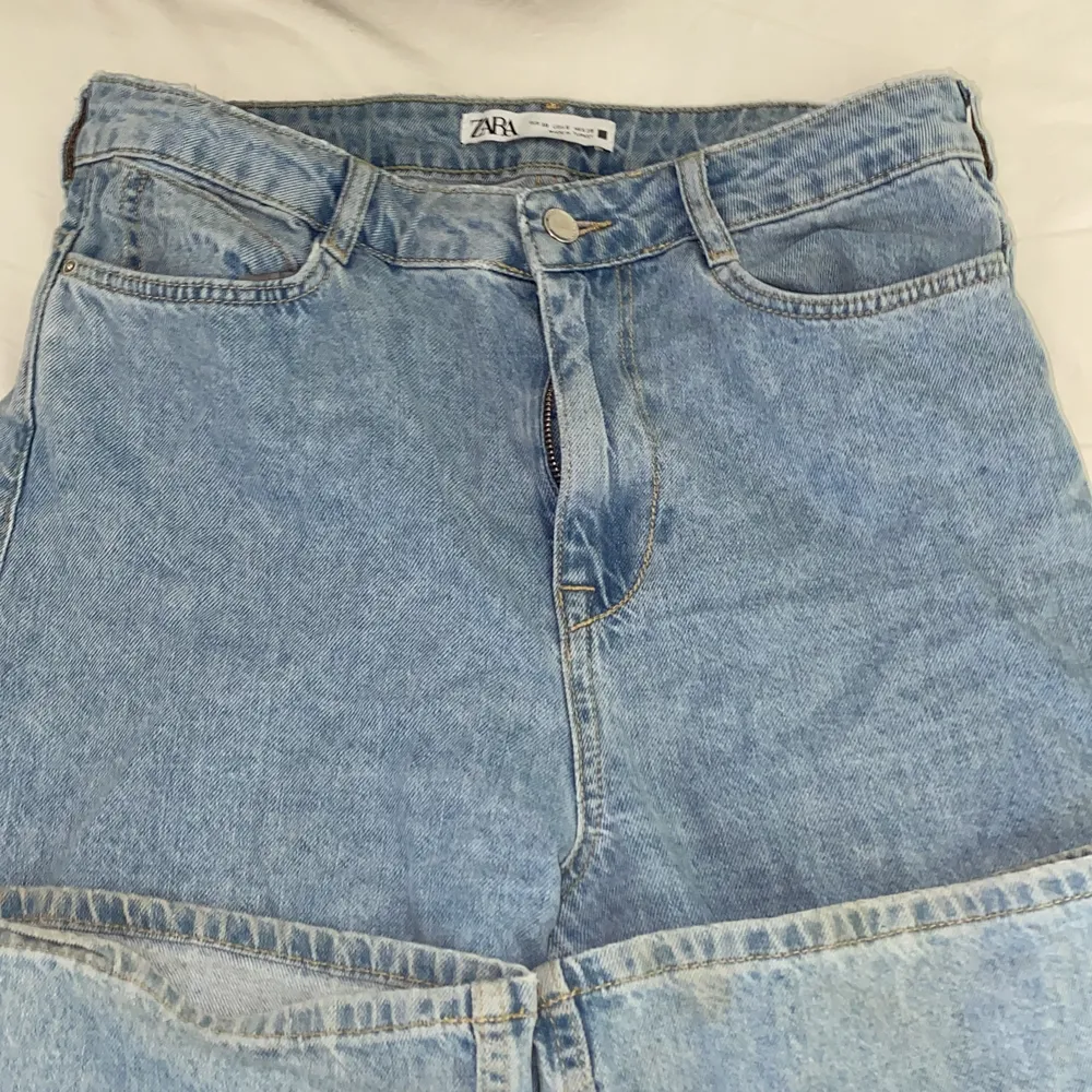 säljer dessa ljusblå zara jeans i strl 38. Jeansen har ett väldigt tunnt och luftigt material som gör de perfekta till sommaren💕. Jeans & Byxor.