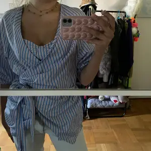 Supersnygg skjorta+bralette, aldrig använd. Storlek S och braletten är stretchig💕 kan mötas upp annars står köparen för frakt💕