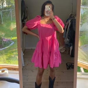 Rosa klänning med volanger. Srtl S. Använd 2 ggr!❤️