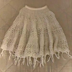 Vit Poncho - En vit poncho som endast är använd 1 gång. Mycket fint skick! Storleken är oklar men skulle säga XS. Betala gärna med swish och möt helst upp i Linköping. ENDAST SERIÖSA KÖPARE!!!