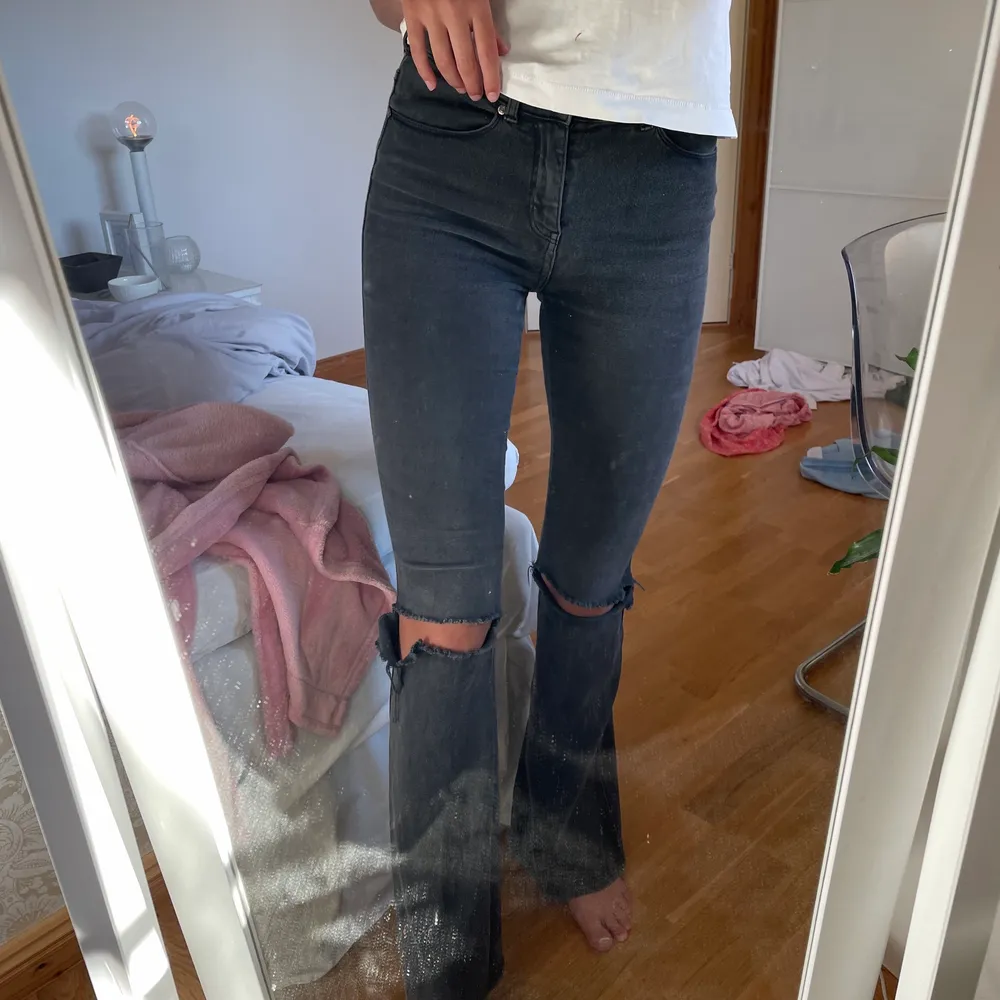 Grå/svarta bootcut jeans, jättebekväma! . Jeans & Byxor.