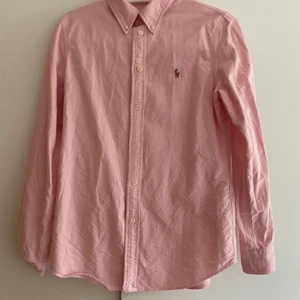 Ralph lauren skjorta - En super fin skjorta ifrån Ralph lauren (slim fit).  Som tyvärr är för stor för mig. Köptes för 1 095 kr på zalando. Skjortan är gjord av 100% bomull  Om ni vill ha fler bilder eller eventuellt har frågor är det bara att skicka iväg ett dm.