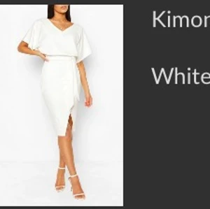 Classy vit klänning  - Snygg vit klänning som framhäver midjan och curvorna! Denna var också ett alternativ som studentklänning men valde en annan. Hade varit så snygg som studentklänning men passar andra tillfällen minst lika bra. Storlek 42 men passar nog en strl 40 också. 