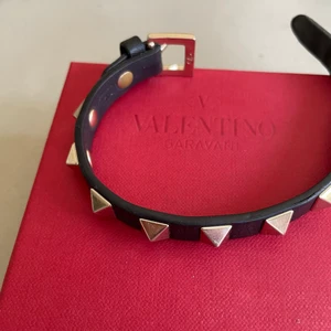 Valentino armband - Funderar på att sälja mitt svarta valentino armband. Köpt i rom för några år sedan. Självklart äkta🌸 box och kvitto finns. Väl använt och lite slitet vilket syns på sista bilden, men har mycket kvar att ge! Vid många intresserade blir det budgivning💕🌸 nypris 1600kr. Skickar spårbart