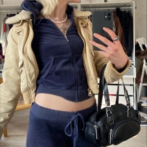 Juicy couture byxor !! - Säljer dessa jätte snygga mjukisbyxor från juicy couture ! de är i storlek L men har snöre som man kan knyta så de kan passa typ vem som helst så typ s - l ! säljer dem för  har tröttnat !! / första bild lånad från Olivia halle 💕