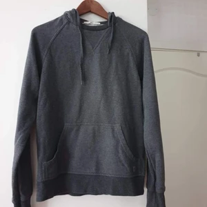 Tiger of Sweden hoodie storlek S - Grå Tiger of Sweden hoodie i bra skick. Säljer denna då den blivit för liten i passformen. Ganska enkel och skön hoodie som passar till allt.