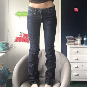 så brutalt snygga jeans men tyvärr förlånga. Dom har blivit lagade vid vänster byxhäll, syns på bilderna. Mitt midjemått: 78 cm. Innerbenssöm: ca 83 cm | senaste bud: 100kr