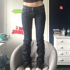 jeans - så brutalt snygga jeans men tyvärr förlånga. Dom har blivit lagade vid vänster byxhäll, syns på bilderna. Mitt midjemått: 78 cm. Innerbenssöm: ca 83 cm | senaste bud: 100kr