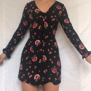 Somrig klänning - Somrig klänning. Visas på en s. Märkt som xs. Gott skick. Köpare står för frakten. Knäpps med knappar på framsidan. Ger fin form 