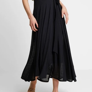 Kjol från Esprit - Kjol med resår i midjan, märket är Esprit.  Helt ny med prislappen kvar(599) Storllek är xs, passar upp till en 36:a bra. Finns i Skanstull. 