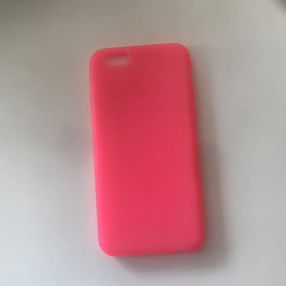 Ett neon rosa skal för IPhone 6, har ett litet bläck märke som knappt syns. Har använt 3 gånger! Lite genomskinligt så man ser apple märket!. Övrigt.