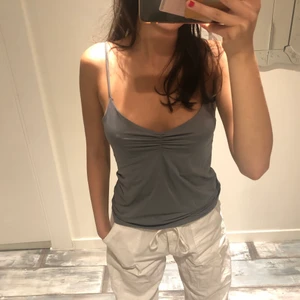 Vintage linne - Vintage linne från ginatricot. Köptes för 15 år sedan. Jättebra skick och inget nopper. Jag är 165 cm och brukar bära Xs. Stretchigt material. Ställ frågor via pm💛💛💛